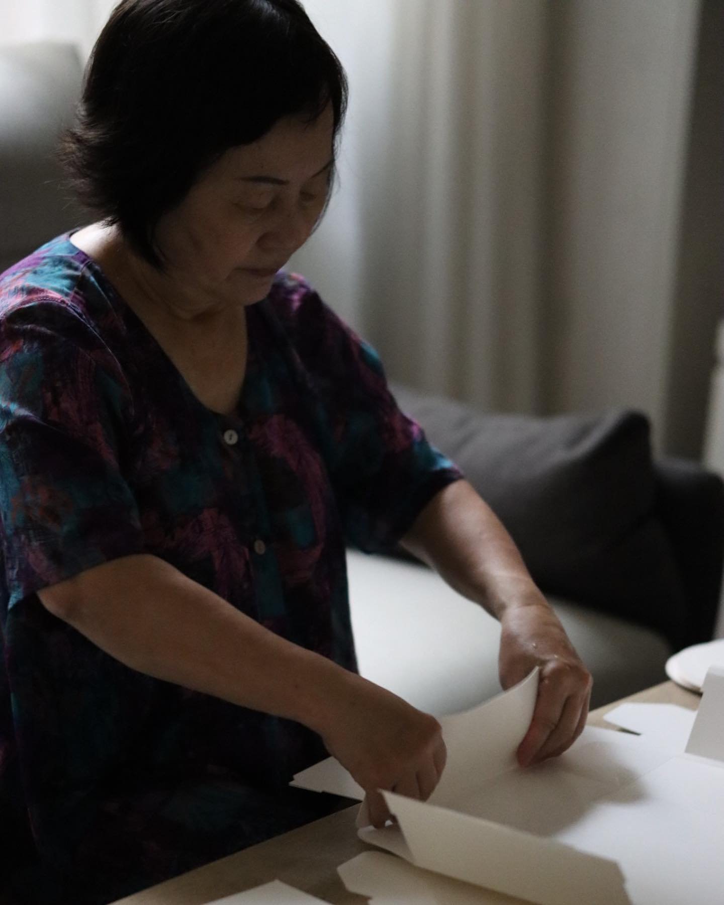 碧月把白色蛋糕盒的內襯放進去