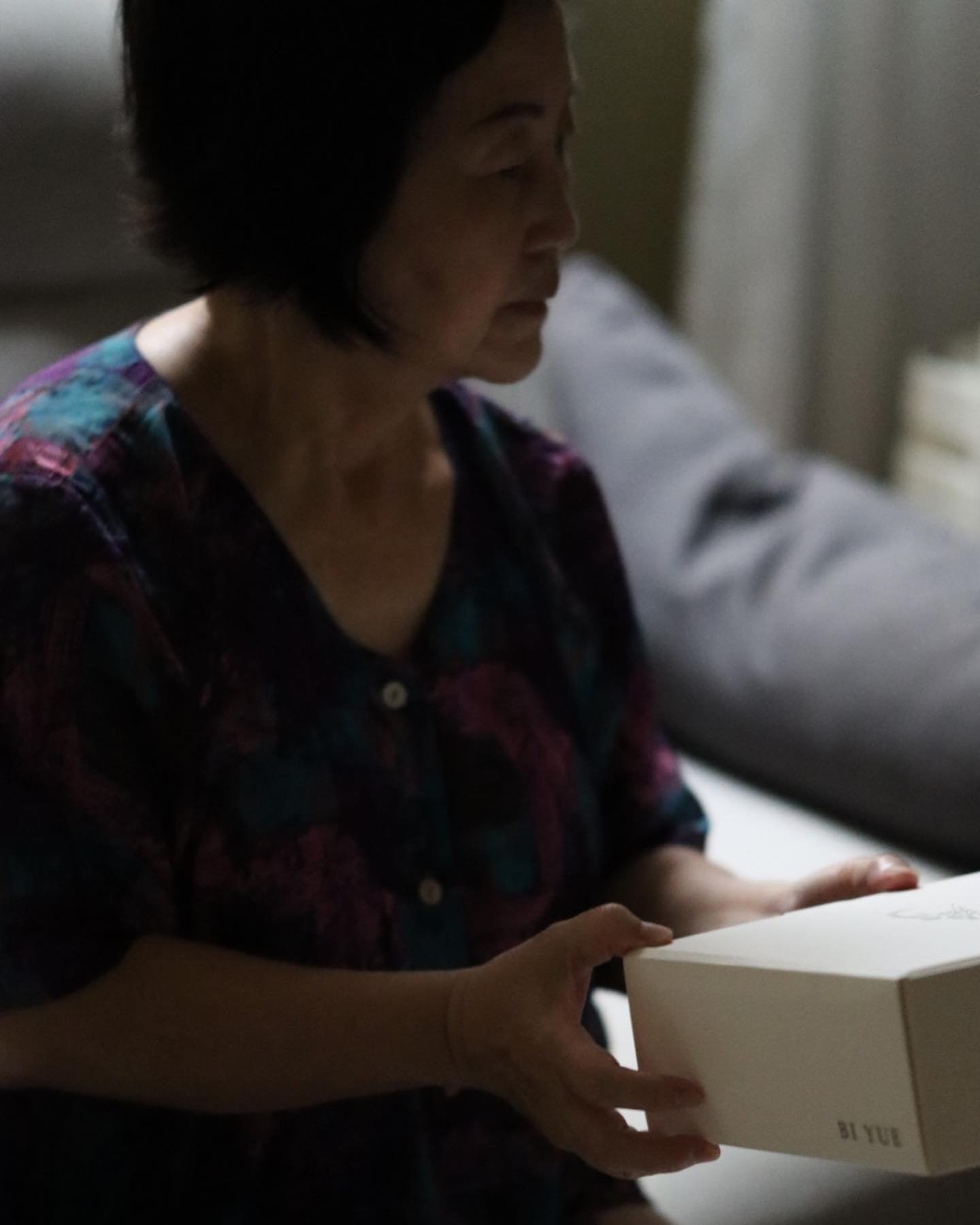 碧月坐在桌前，看著攤開的蛋糕紙盒